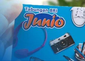 Cara Buka Tabungan BritAma Junio Dengan melakukan tutorial dari Cara Buka Tabungan BritAma Junio dapat membiasakan anak menabung sejak usia dini. Sehingga anak akan lebih banyak mendapatkan sosialisasi keuangan yang meliputi pengetahuan dan perilaku terhadap cara pengelolaan uang. Dengan berbagai manfaat yang ditawarkan tersebut, tidak heran jika tabungan ini menjadi pilihan banyak orang tua untuk menjamin masa depan pendidikan yang lebih baik bagi anak. Lantas, bagaimana Cara Buka Tabungan BritAma Junio dan seperti apa syarat yang harus disiapkan ? Simak informasi selengkapnya seperti dilansir dari laman resmi BCA. Cara Buka Tabungan BritAma Junio Sebagai salah satu lembaga perbankan terbesar di Indonesia, Bank BRI telah menawarkan berbagai produk tabungan yang menarik. Salah satu produk tabungan BRI yang bisa dimanfaatkan nasabah untuk mengajarkan anak-anak disiplin menabung sejak dini adalah BritAma Junio. Produk ini menjadi sarana edukasi yang disediakan BRI dalam membentuk budaya gemar menabung serta mengenal dunia perbankan di kalangan pelajar. Setelah persyaratan sudah diketahui, nasabah dapat segera menghubungi cabang Bank BRI terdekat dan segera mengajukan permohonan pembukaan rekening. Meski nasabah dapat membuka rekening secara online, namun sebagian besar masyarakat lebih memilih datang langsung ke kantor BRI. Berikut tutorial dari Cara Buka Tabungan BritAma Junio secara offline : Kunjungi cabang bank BRI terdekat Ambil no antrian untuk menghadap ke CS Tunggu hingga no antrian dipanggil Sampaikan jika ingin membuka tabungan Junio Isi form pendaftaran sesuai data Anak Berikan persyaratan yang telah disiapkan CS akan memproses permohonan nasabah Setelah itu, silahkan ikuti instruksi dari CS Lakukan penyetoran awal sebesar Rp100.000 Tunggu sampai proses pembukaan selesai Cara Membuat Rekening BRI Junio Online Selain dengan cara offline yang sudah disebutkan pada penjelasan sebelumnya, nasabah juga bisa melakukan Cara Buka Tabungan BritAma Junio secara online dengan prosedur berikut : Download aplikasi BRImo di Play Store atau App Store Lakukan login atau membuat akun di aplikasi tersebut Lanjut klik 'Daftar' dan isi data untuk proses verifikasi Link akan otomatis dikirim via SMS lalu klik link yang dikirimkan Nantinya kode OTP juga akan dikirim di email Lakukan perekaman wajah dan input OTP untuk verifikasi Buat username dan password untuk login di aplikasi BRImo Masuk ke pilihan 'Buka rekening' dan pilih jenis tabungan Junio Lakukan setoran awal untuk menyelesaikan proses pembuatan tabungan Prosedur dari Cara Buka Tabungan BritAma Junio diatas cukup mudah bukan ? Tunggu apalagi setelah memahami Kelebihan Dan Kekurangan BRI Junio, segera lakukan tutorial tersebut. Syarat Buka Tabungan BritAma Junio Karena peruntukannya khusus bagi pelajar, maka syarat-syarat untuk melakukan Cara Buka Tabungan BritAma Junio tentu sangat mudah. Selain itu, biaya admin serta setoran awalnya pun sangat terjangkau. Beberapa syarat yang perlu kalian persiapkan untuk buka Tabungan BritAma Junio antara lain sebagai berikut : Usia nasabah 0-12 tahun : Orang tua memiliki rekening BRI BritAma/Simpedes. Untuk orang tua yang belum memiliki rekening di BRI bisa melakukan pembukaan rekening tabungan BRI Mengisi formulir aplikasi pembukaan rekening Kartu Keluarga/Akte Kelahiran Setoran awal Rp 100.000 Fotokopi NPWP Dilakukan Automatic Fund Transfer dari rekening orang tua Usia nasabah 12-17 tahun : Mengisi formulir aplikasi pembukaan rekening Identitas Diri WNI: Kartu Pelajar Setoran awal Rp 150.000 Pembukaan rekening dengan kartu pelajar dilengkapi dengan FC KTP orang tua dan surat pernyataan dari orang tua Apakah Tabungan BRI Junio Bisa Diambil ? Ya, saldo dalam Tabungan BRI Junio dapat diambil kapan saja oleh pemilik rekening atau oleh orang tua, tergantung pada aturan yang berlaku. Berikut beberapa hal yang perlu diketahui: Untuk Anak di Bawah 12 Tahun: Biasanya pengambilan saldo a dilakukan oleh orang tua atau wali yang juga merupakan pemilik rekening bersama. Untuk Anak Usia 12-17 Tahun: Anak yang sudah berusia di atas 12 tahun dapat melakukan penarikan saldo sendiri, asalkan sudah mendapatkan izin dari orang tua atau wali. Bagaimana cara penarikan tunai dari Tabungan BRI Junio ? Selain mengetahui Cara Buka Tabungan BritAma Junio, hal lain yang juga perlu nasabah ketahui yakni perihal prosedur penarikan tunai dari tabungan. Penarikan tunai dari Tabungan BRI Junio sendiri dapat dilakukan dengan beberapa opsi metode. Berikut adalah langkah-langkahnya: 1. Penarikan Tunai Melalui ATM: Jika anak sudah memiliki kartu debit BRI Junio, maka langkah tarik tunai dapat dilakukan melalui mesin ATM BRI atau ATM berlogo jaringan yang diterima (seperti Link, Prima, atau Cirrus). Langkah-langkahnya adalah sebagai berikut : Masukkan kartu debit BRI Junio ke mesin ATM Pilih bahasa yang diinginkan daan masukkan PIN Langkah berikutnya, pilih menu "Penarikan Tunai" Lalu masukkan jumlah uang yang ingin diambil Tunggu hingga mesin mengeluarkan uang dan struk Terakhir, ambil uang, kartu, dan struk transaksi 2. Penarikan Tunai di Kantor Cabang BRI: Penarikan tunai juga dapat dilakukan langsung di kantor cabang BRI oleh orang tua atau wali yang terdaftar, atau oleh anak jika sudah berusia 12 tahun ke atas dan memiliki KTP. Berikut tutorialnya : Bawa buku tabungan BRI Junio dan kartu identitas Jika sudah, Kunjungi kantor cabang BRI terdekat Kemudian ambil no antrian untuk layanan teller Isi slip penarikan dengan jumlah uang yang ingin diambil Serahkan slip penarikan, buku tabungan, dan KTP/SIM ke teller Teller akan memproses penarikan dan memberikan uang tunai Demikianlah penjelasan yang dapat disampaikan mengenai Cara Buka Tabungan BritAma Junio. Kunjungi juga artikel lainnya di Cara Daftar M Banking BRI Junio.